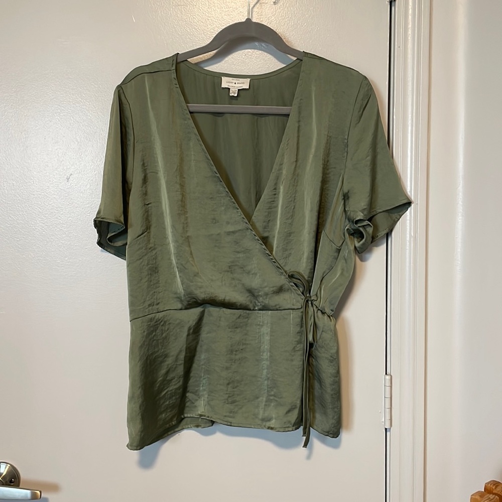 Lucky brand v neck, tie top